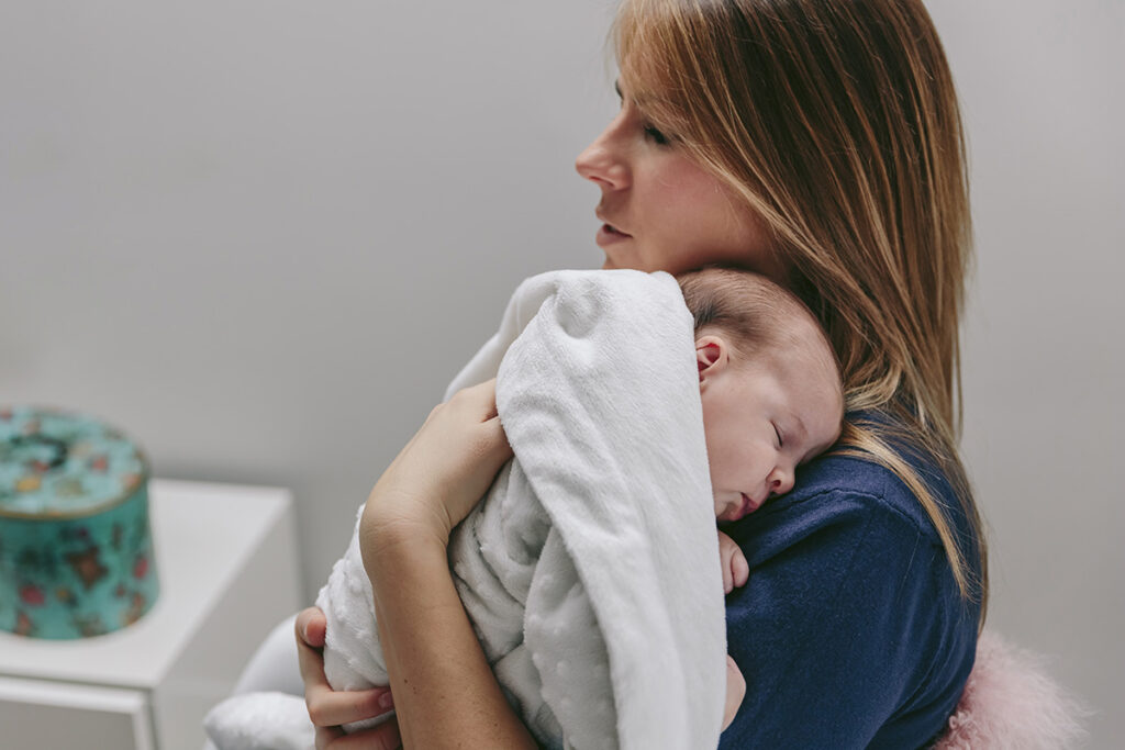 Consejos para las mamás primerizas: cómo dormir a los bebés que solo quieren estar en brazos