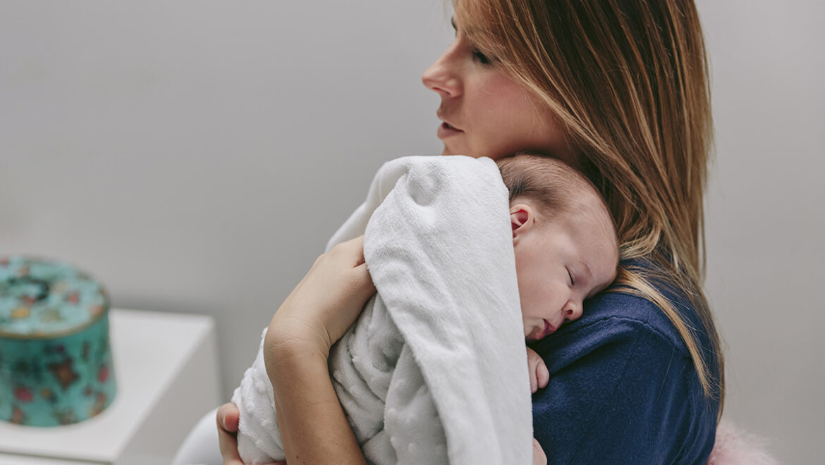 Consejos para las mamás primerizas: cómo dormir a los bebés que solo quieren estar en brazos