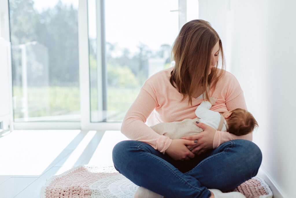 Recomendaciones de alimentación para el bebé recién nacido: Construyendo una salud sólida desde el principio.